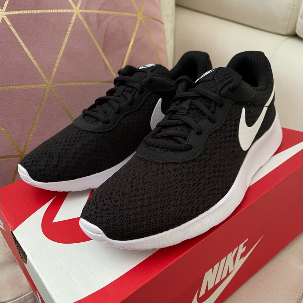 Nike Tanjun women’s shoes